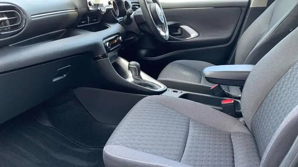 Second-hand Toyota Yaris Hybrid Design 116 CP (85 kW) 2023 Negru Hatchback