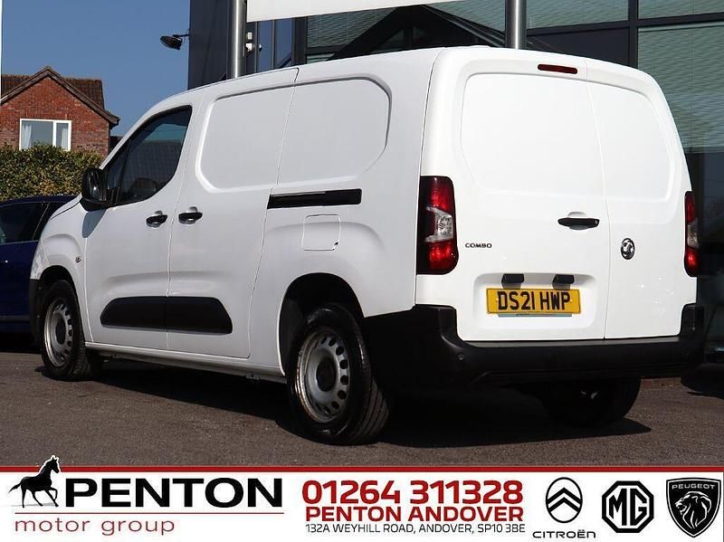Used Vauxhall Combo 100 HP (73 kW) 2021 White MPV