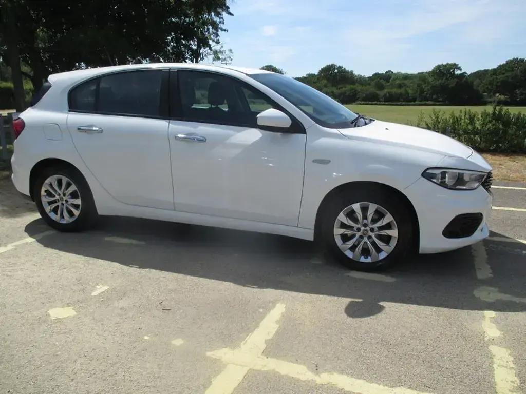Used Fiat Tipo Easy 95 HP (69 kW) 2017 White Hatchback