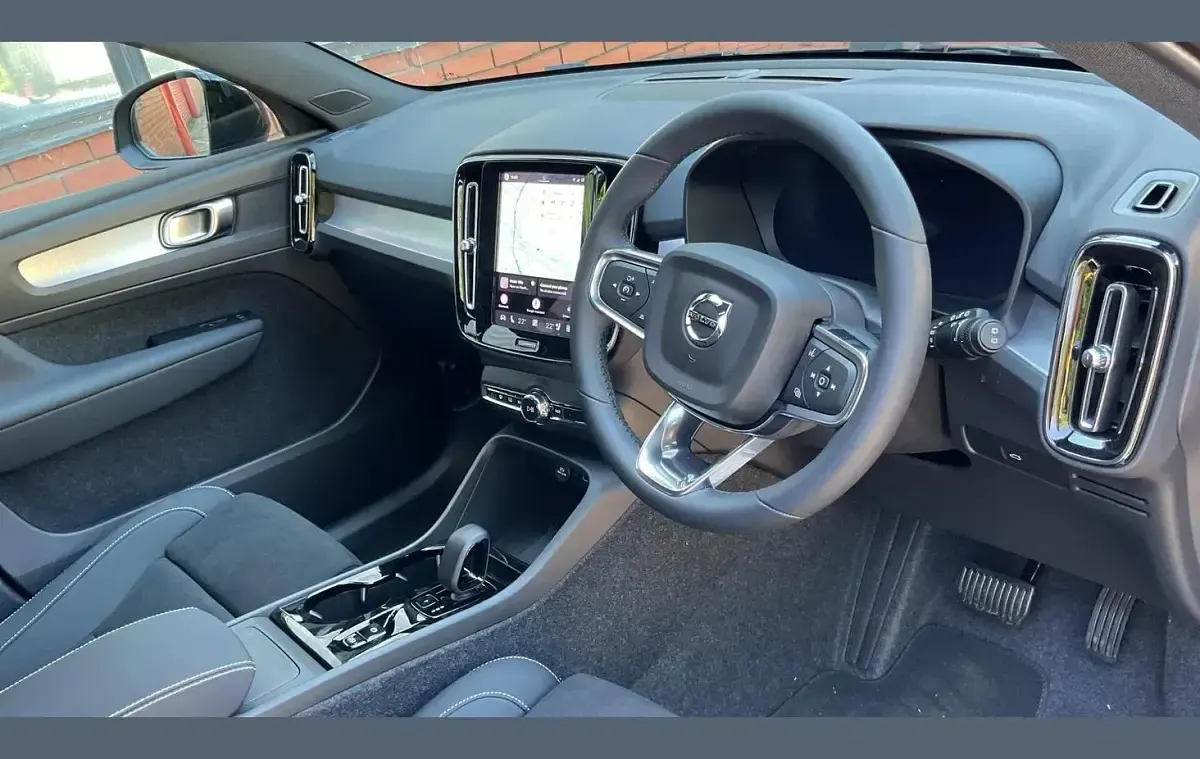 New Volvo XC40 Plus 161 HP (118 kW) 2026 Blue SUV