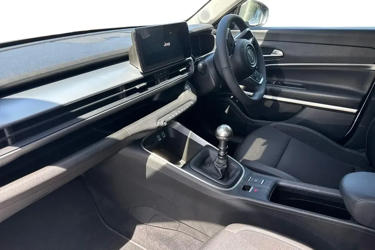 Used Jeep Avenger Summit 100 HP (73 kW) 2025 White SUV