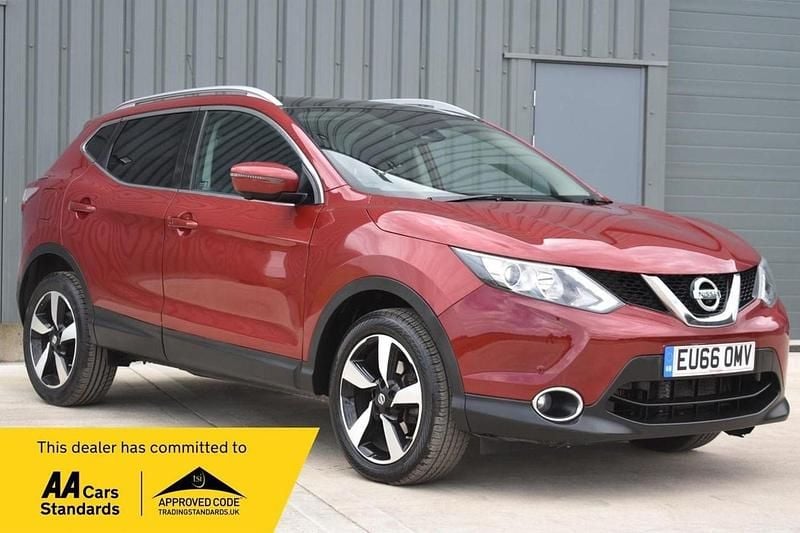Red Used 2016 Nissan Qashqai N-Connecta SUV | £10,995 (Good price) - Image 1/4