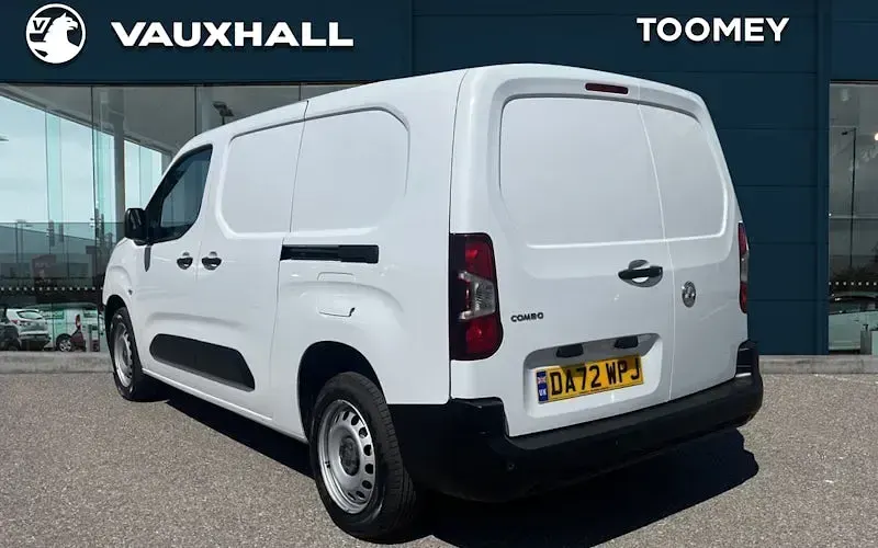 Used Vauxhall Combo S 101 HP (74 kW) 2022 White MPV