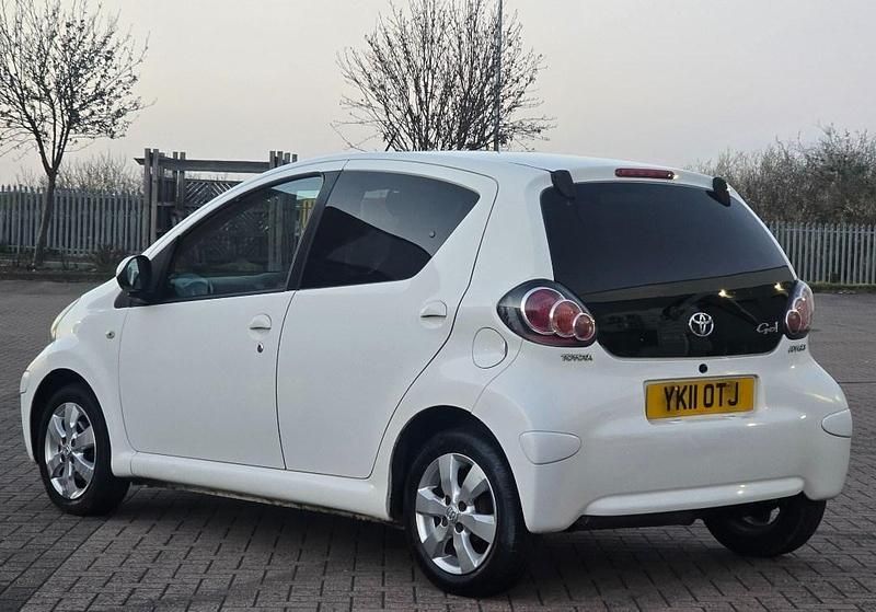 Used Toyota Aygo 68 HP (50 kW) 2011 White Hatchback