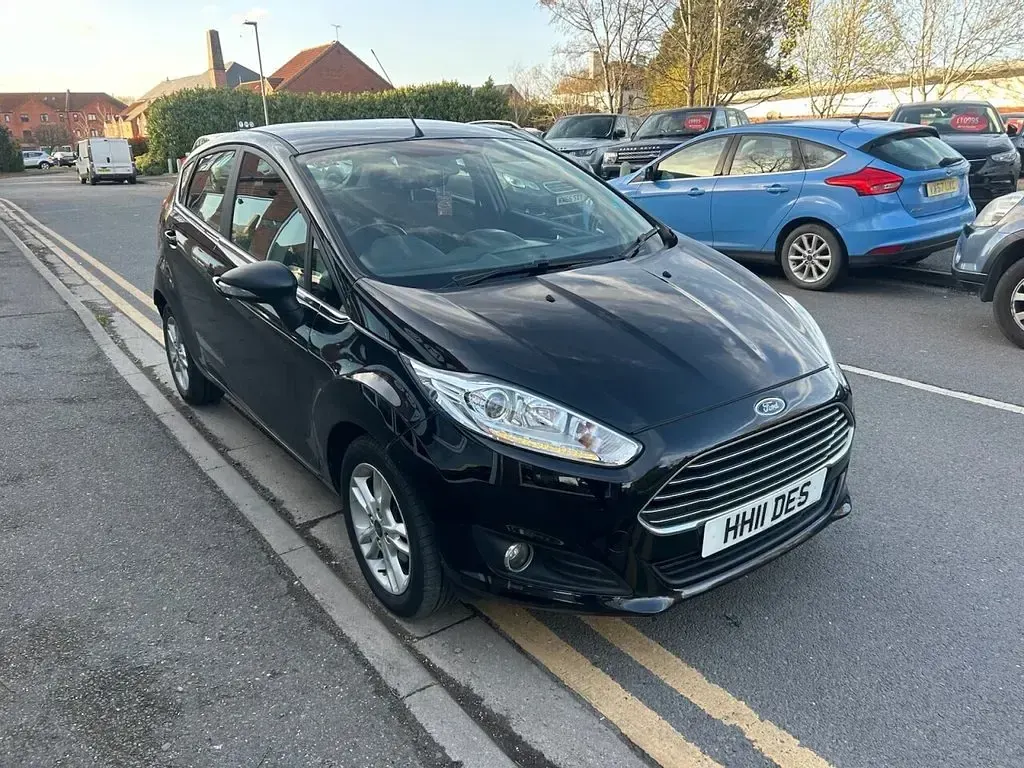 Begagnad Ford Fiesta Zetec 140 HK (102 kW) 2016 Svart Halvkombi