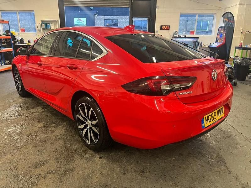 Used Vauxhall Insignia SRi 165 HP (121 kW) 2019 Red Hatchback