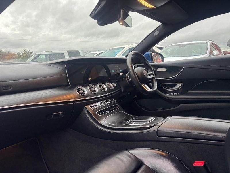 Begagnad Mercedes E220 AMG Line Premium 2022 Blå Sportkupé