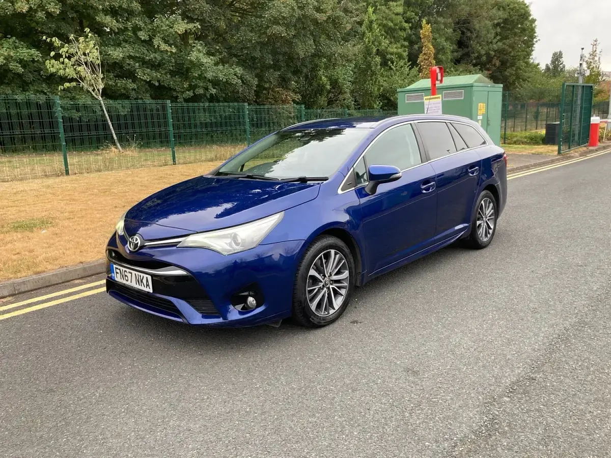 Used Toyota Avensis Business Edition 143 HP (105 kW) 2017 Blue Estate