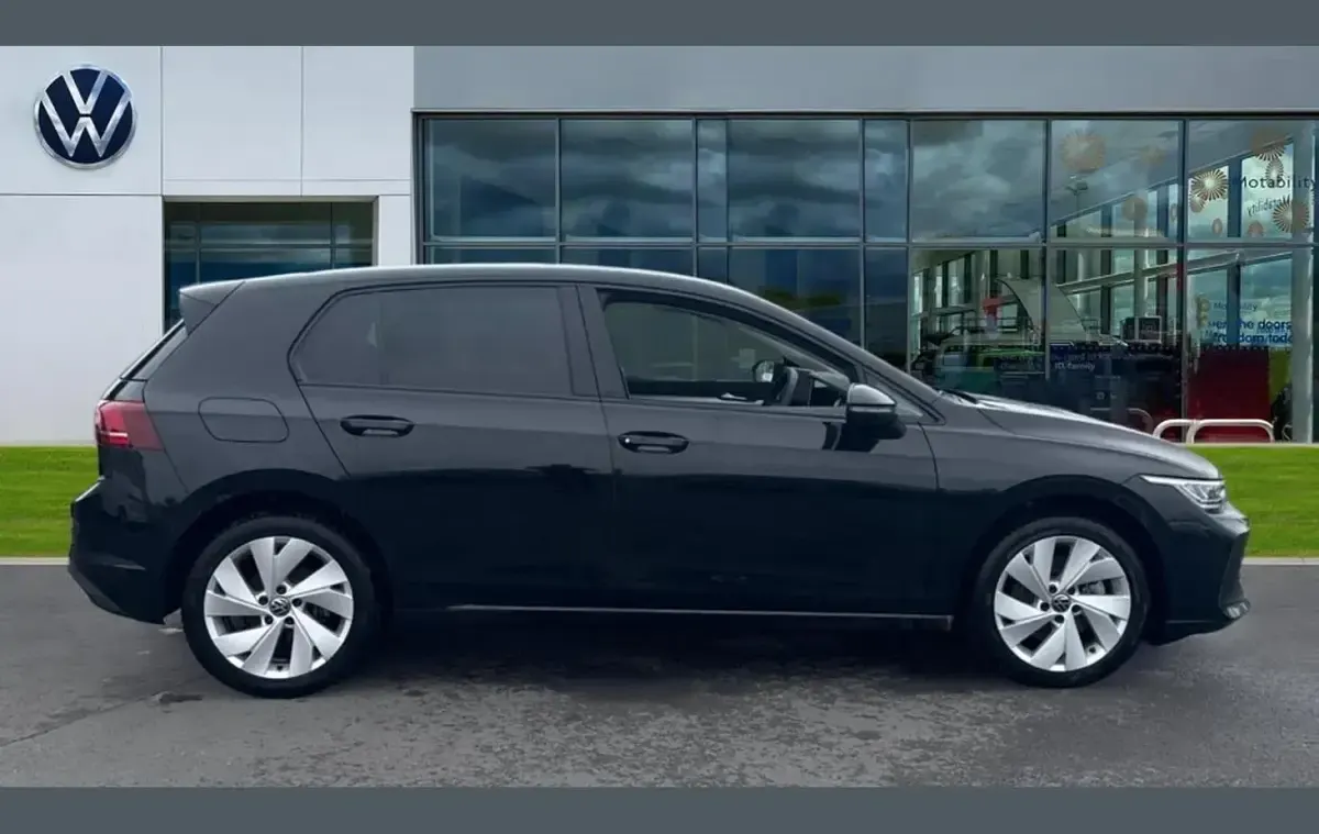 Używany VW Golf VIII Match 200 KM (147 kW) 2025 Czarny Hatchback