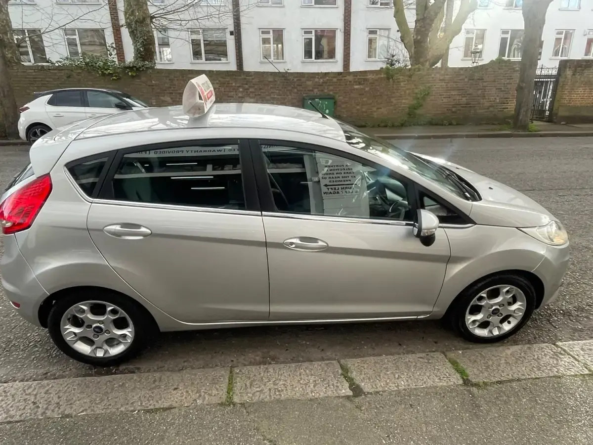 Usado Ford Fiesta Zetec 96 HP (70 kW) 2012 Prateado Citadino