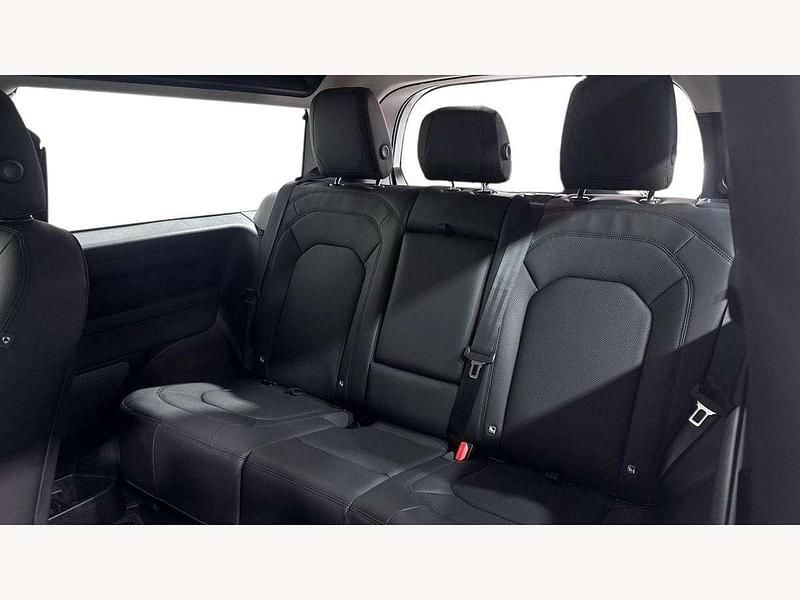 Used Land Rover Defender SE 300 HP (220 kW) 2024 Fuji white SUV