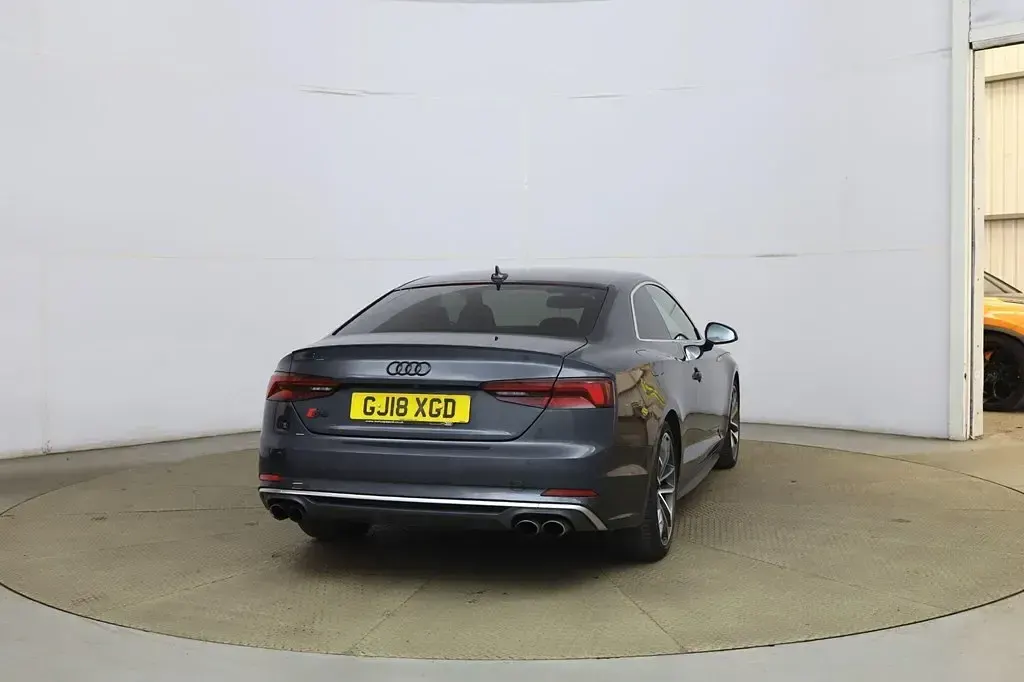 Begagnad Audi A5 Advanced 2018 Grå Sportkupé