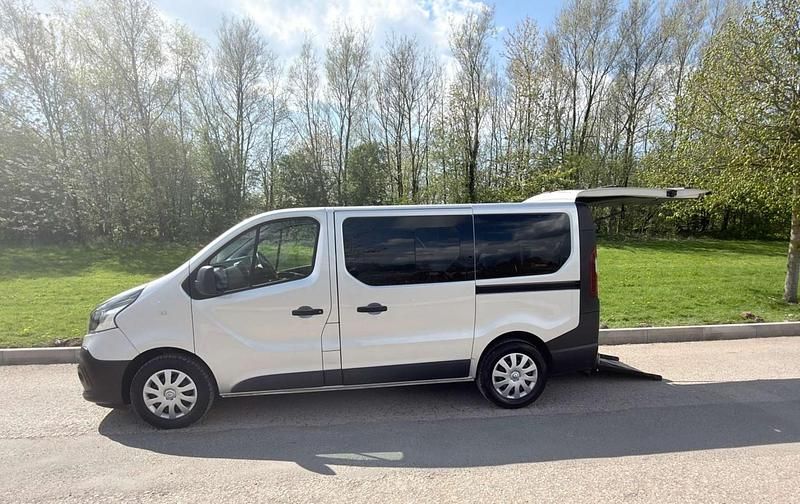 Begagnad Renault Trafic Business 2018 Silver Minibuss