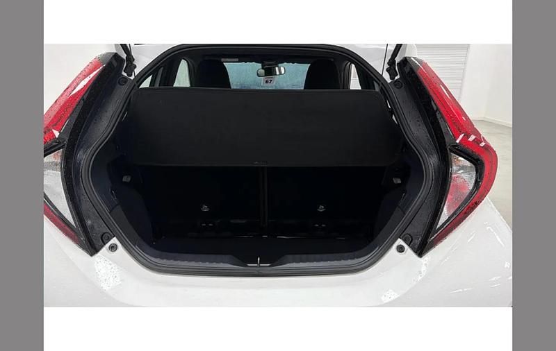 Used Toyota Aygo X PURE 72 HP (52 kW) 2024 White SUV