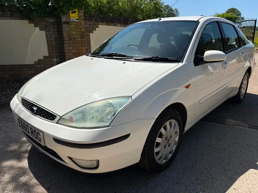 Used Ford Focus Ghia 2002 White Sedan