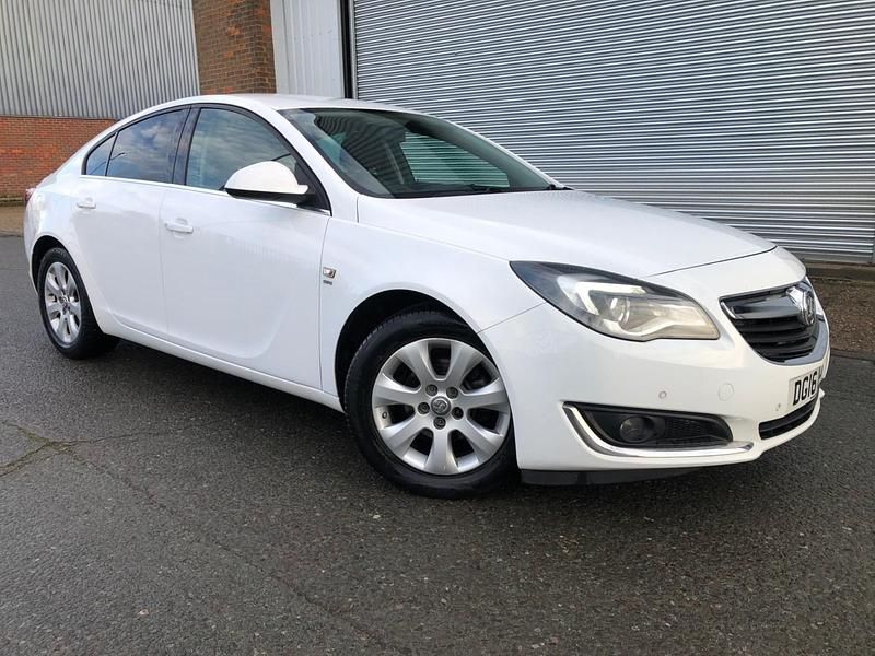 Used Vauxhall Insignia SRi 136 HP (100 kW) 2016 White Hatchback