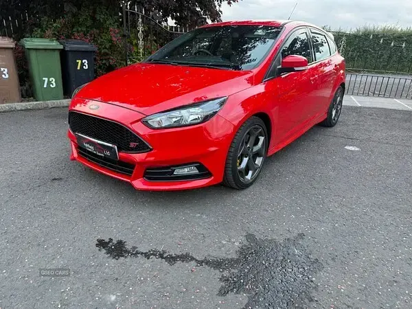 Used Ford Focus ST 185 HP (136 kW) 2016 Red Hatchback