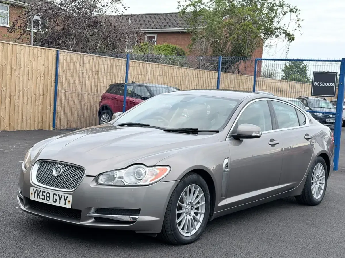 Usado Jaguar XF Luxury 207 HP (152 kW) 2008 Cinzento Sedan