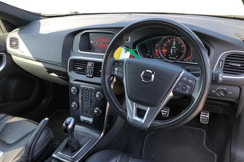 Begagnad Volvo V40 R-Design Pro 2017 Silver Halvkombi