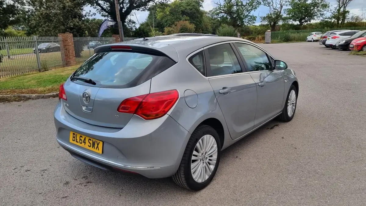 Used Vauxhall Astra Excite 115 HP (84 kW) 2014 Silver Hatchback