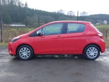 Used Toyota Yaris Active 72 HP (52 kW) 2019 Red Hatchback