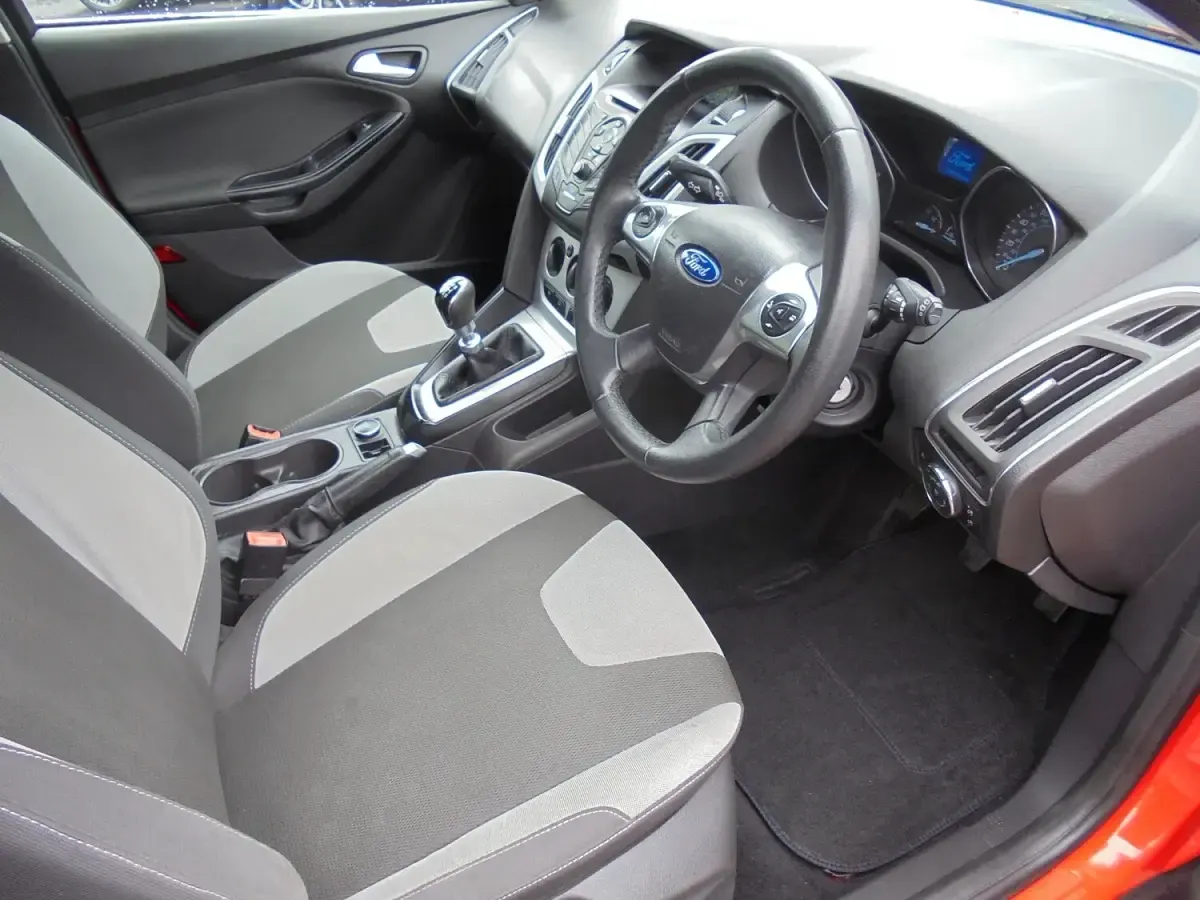 Used Ford Focus Zetec 115 HP (84 kW) 2013 Red Estate