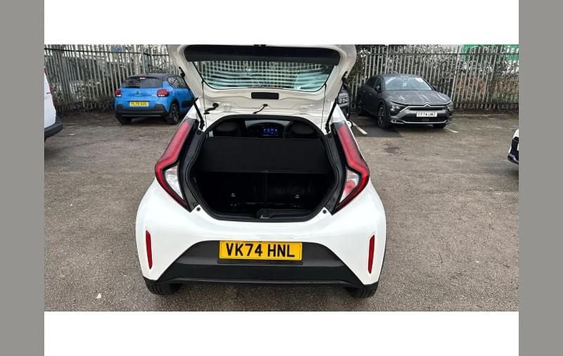 Used Toyota Aygo X PURE 72 HP (52 kW) 2024 White SUV