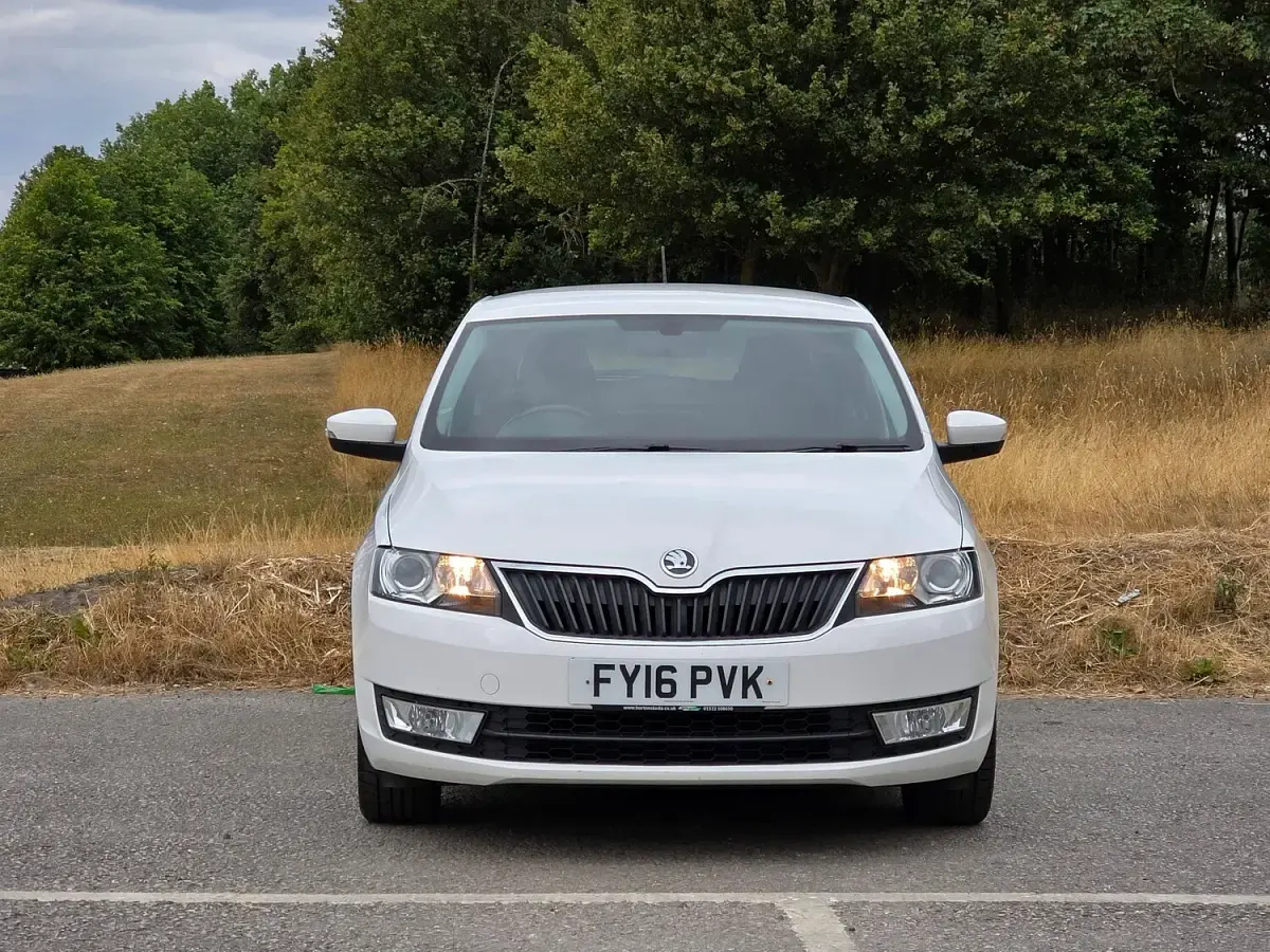 Used Skoda Rapid SE L 110 HP (80 kW) 2016 White Hatchback