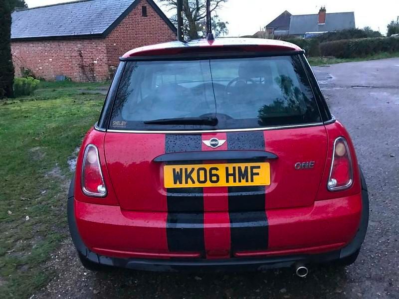 Begagnad Mini ONE Hatch 90 HK (66 kW) 2006 Röd Halvkombi
