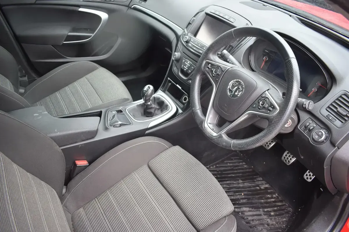 Used Vauxhall Insignia SRi 220 HP (161 kW) 2013 Red Hatchback