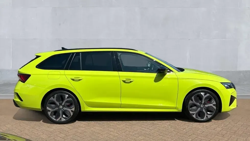 Used Skoda Octavia vRS 265 HP (194 kW) 2025 Green Estate