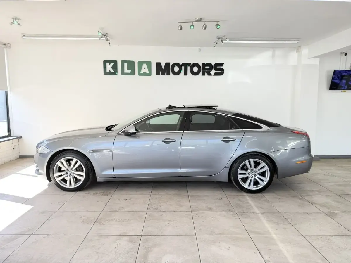 Usado Jaguar XJ Luxury 2012 Cinzento Sedan