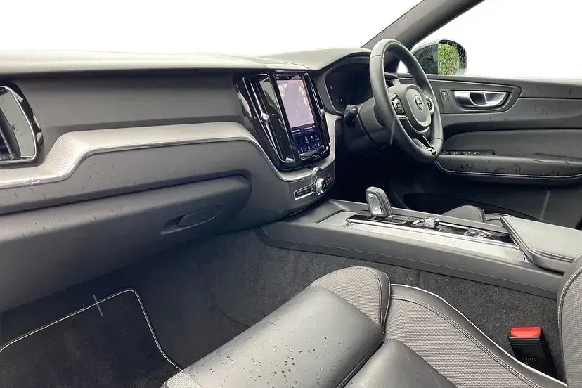 Used Volvo XC60 R-Design 250 HP (183 kW) 2022 Onyx black SUV