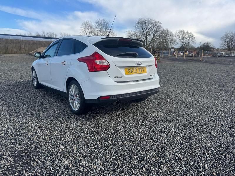 Used Ford Focus Zetec 125 HP (91 kW) 2013 White Hatchback