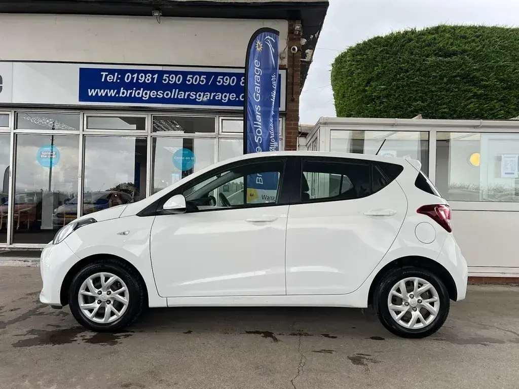 Used Hyundai i10 SE 67 HP (49 kW) 2017 Polar white Hatchback