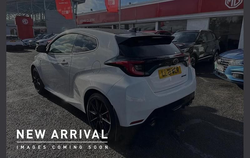 Used Toyota Yaris 257 HP (189 kW) 2021 White Hatchback