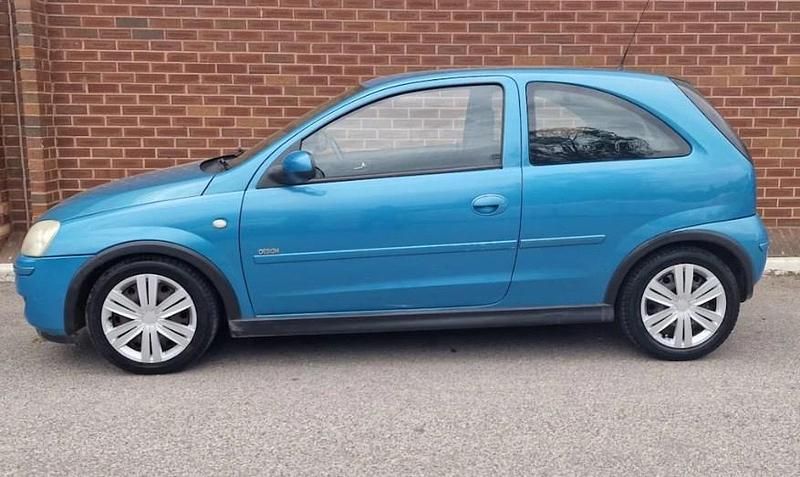 Used Vauxhall Corsa Design Edition 2004 Blue Hatchback