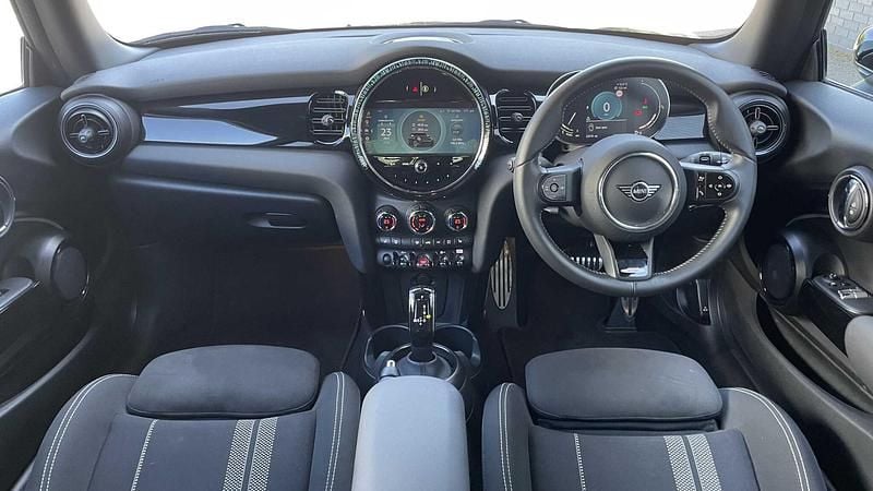 Begagnad Mini Cooper Hatch 134 HK (98 kW) 2023 Svart Halvkombi