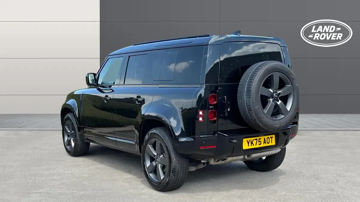 Used Land Rover Defender HSE Dynamic 249 HP (183 kW) 2025 Santorini black SUV