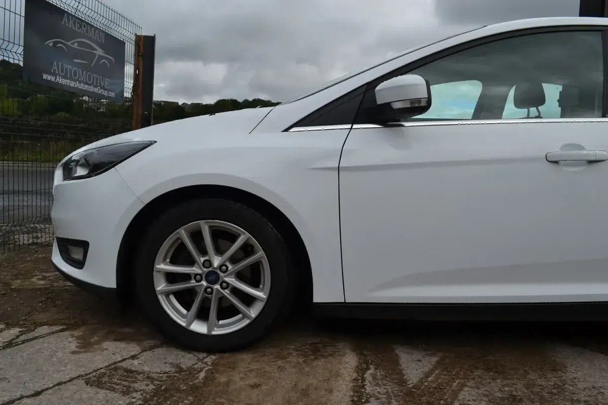 Used Ford Focus Zetec 2015 White Hatchback