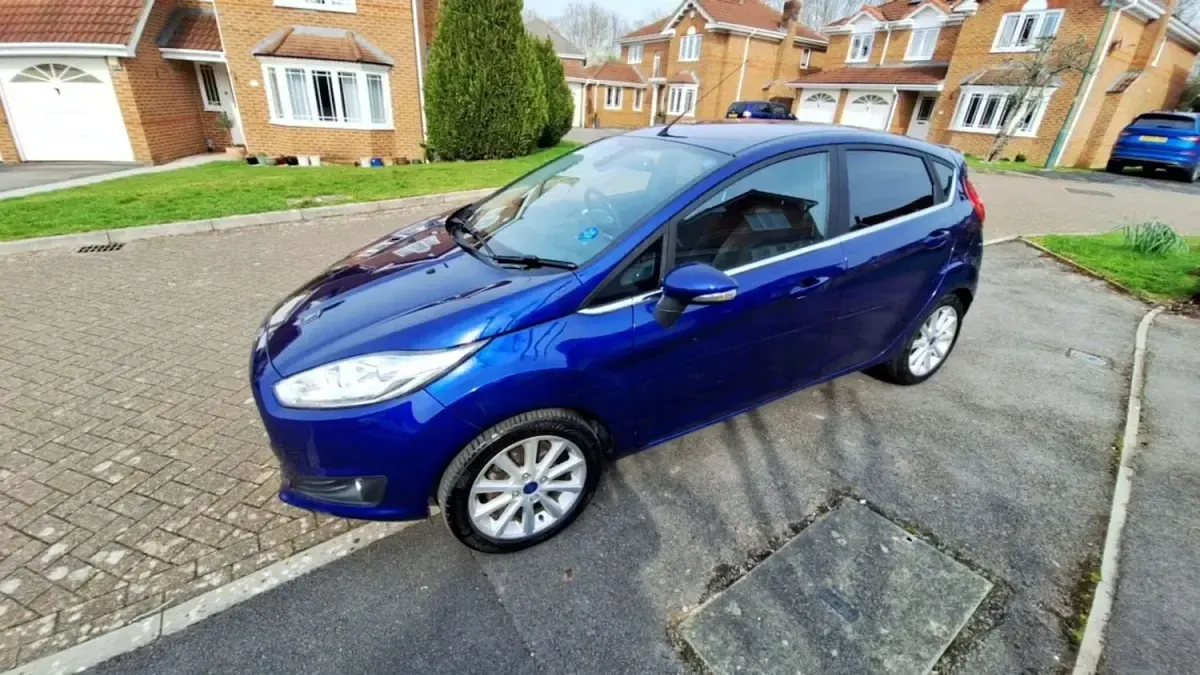 Begagnad Ford Fiesta Titanium 2017 Blå Halvkombi