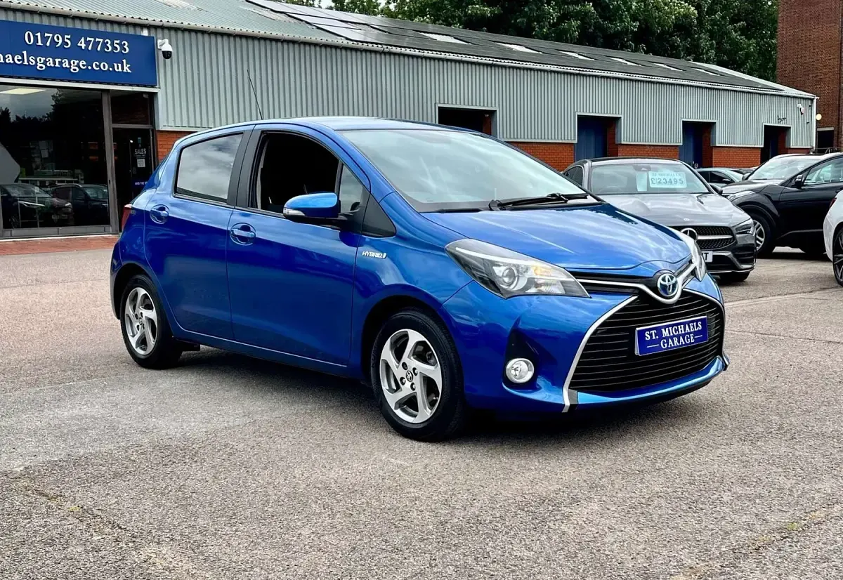 Used Toyota Yaris Hybrid 2016 Blue Hatchback