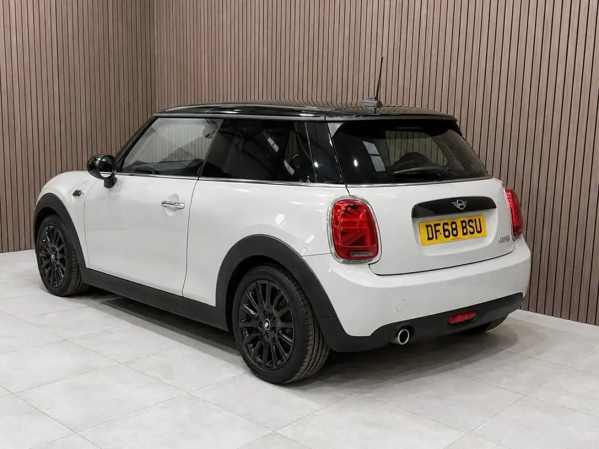 Używany Mini Cooper Hatch 2018 Srebrny Hatchback