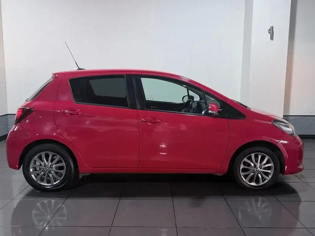 Begagnad Toyota Yaris 99 HK (72 kW) 2016 Röd Halvkombi