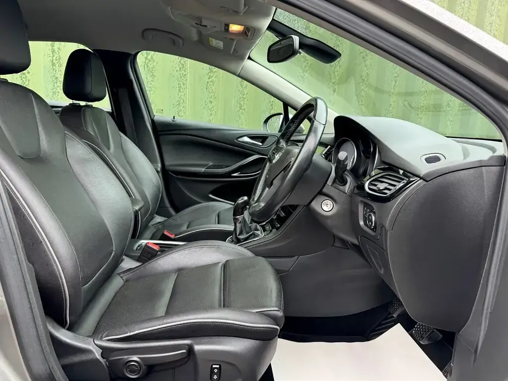 Used Vauxhall Astra Elite 150 HP (110 kW) 2016 Grey Hatchback