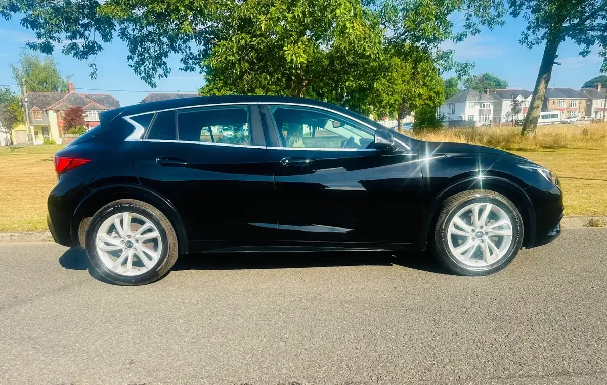 Used Infiniti Q30 Business Executive 107 HP (78 kW) 2016 Black Hatchback
