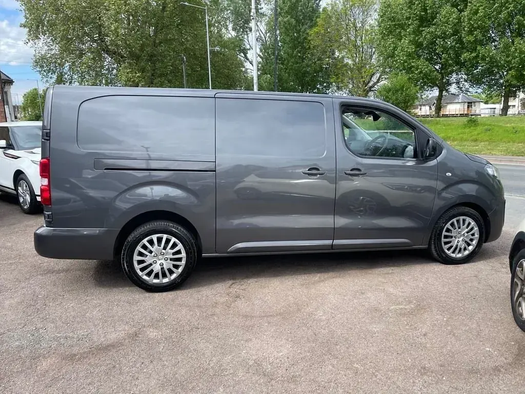 Second-hand Vauxhall Vivaro S 145 CP (106 kW) 2024 Gri Monovolum
