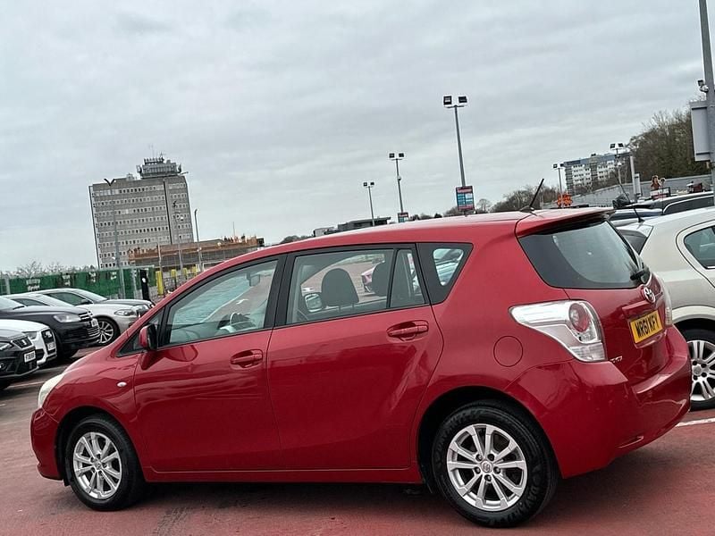 Used Toyota Verso 2011 Red MPV
