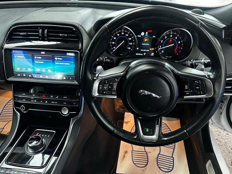 Usado Jaguar XE Ingenium 200 HP (147 kW) 2019 Branco Sedan