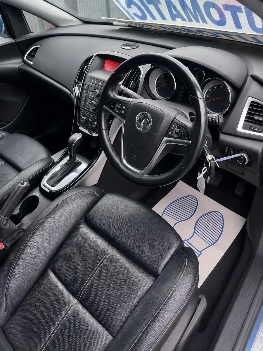 Used Vauxhall Astra Elite 165 HP (121 kW) 2014 Blue Hatchback